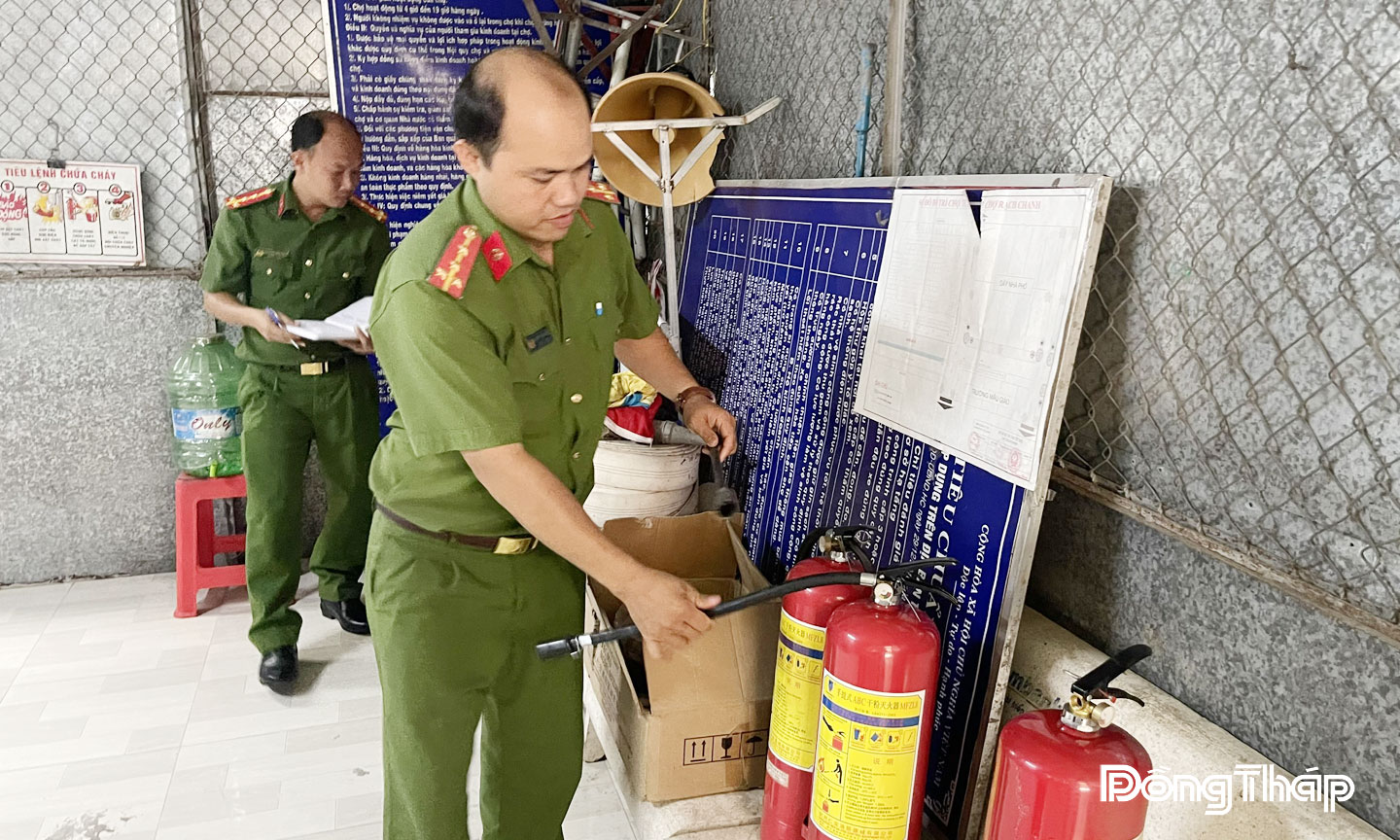 Cán bộ, chiến sĩ Phòng Phòng Cảnh sát phòng cháy chữa cháy và Cứu hộ cứu nạn Công an tỉnh kiểm tra bình chữa cháy tại chợ Rạch Chanh (phường Mỹ Trà).
