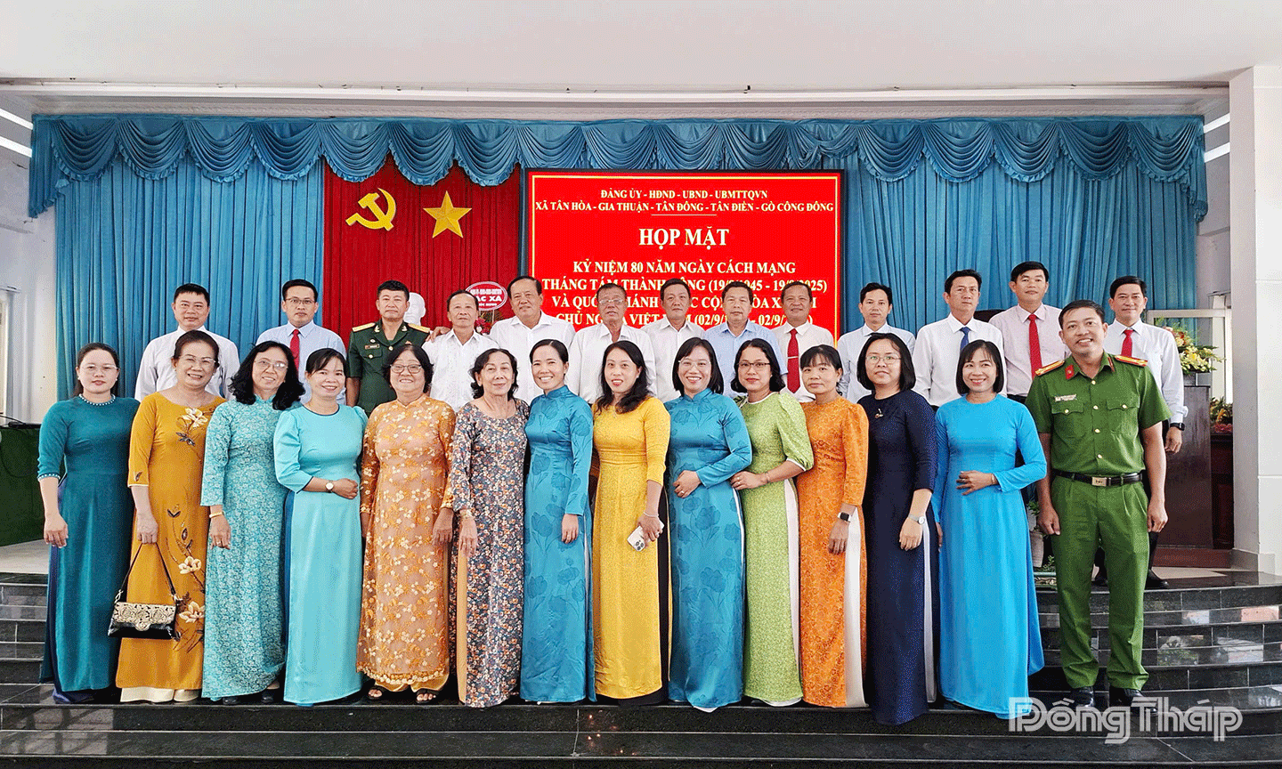Đại biểu cùng chụp ảnh lưu niệm 