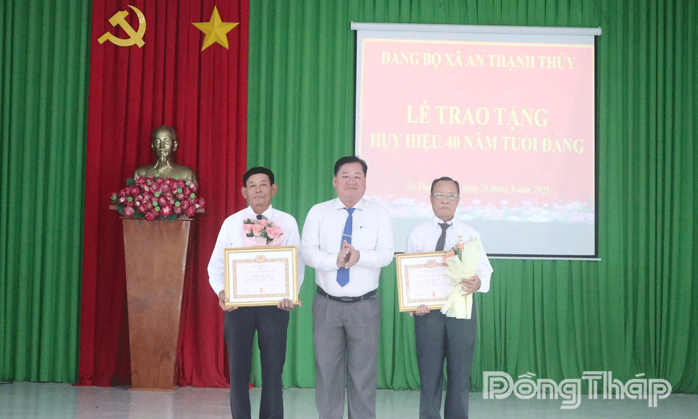 Trao Huy hiệu 40 năm tuổi Đảng cho 2 đảng viên.