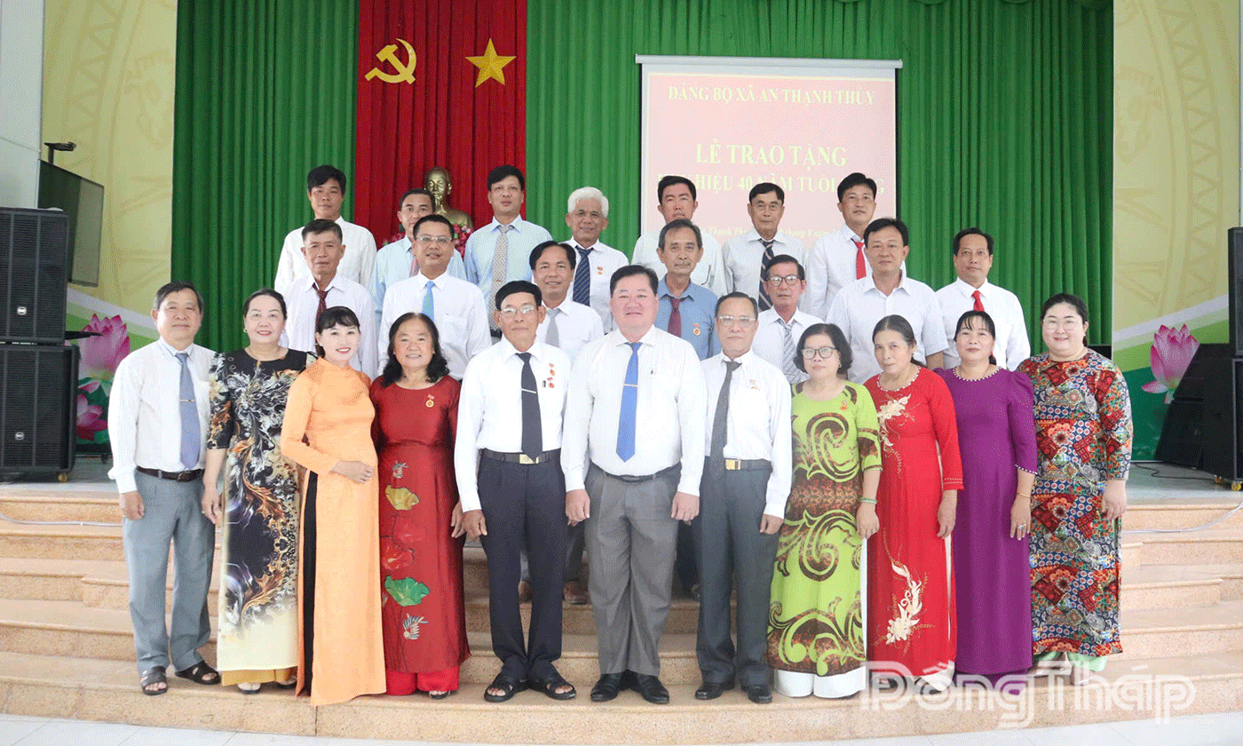 Đại biểu chụp ảnh lưu niệm.