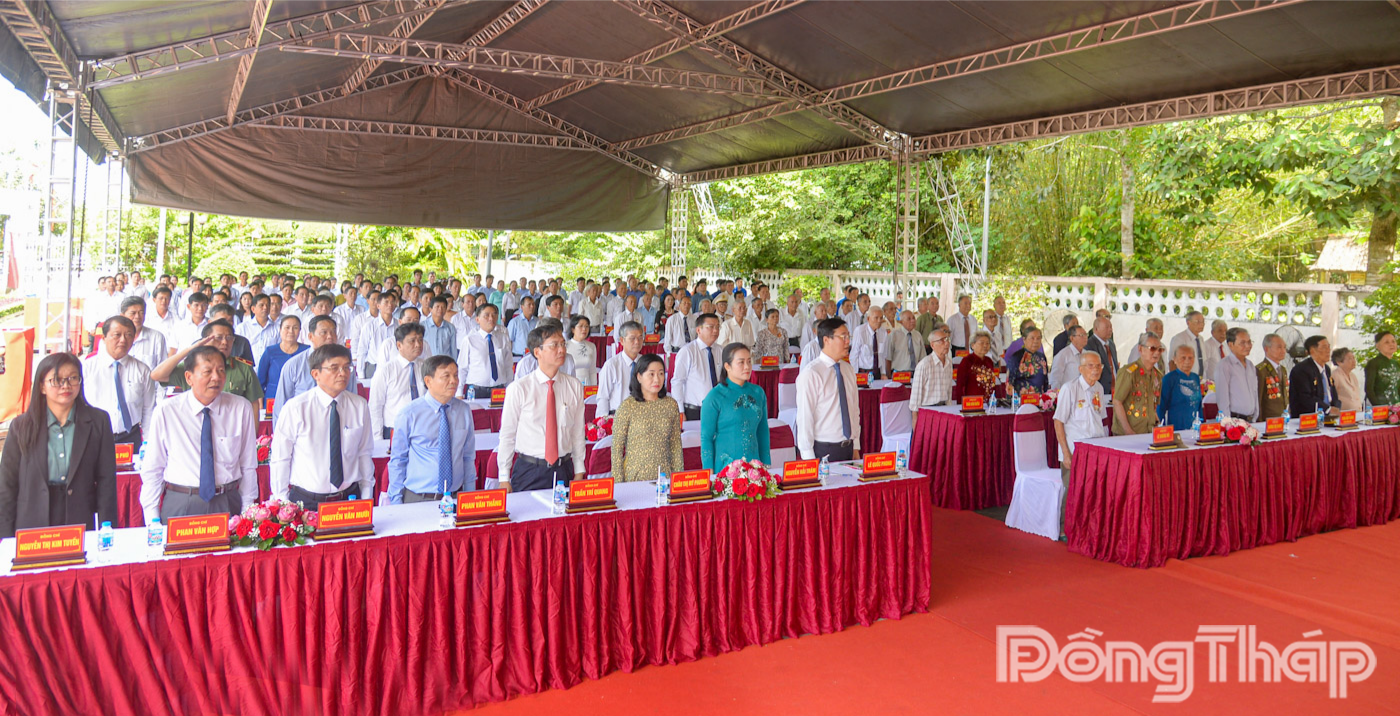 Đại biểu dự Lễ trao tặng Huy hiệu Đảng thực hiện nghi thức chào cờ.