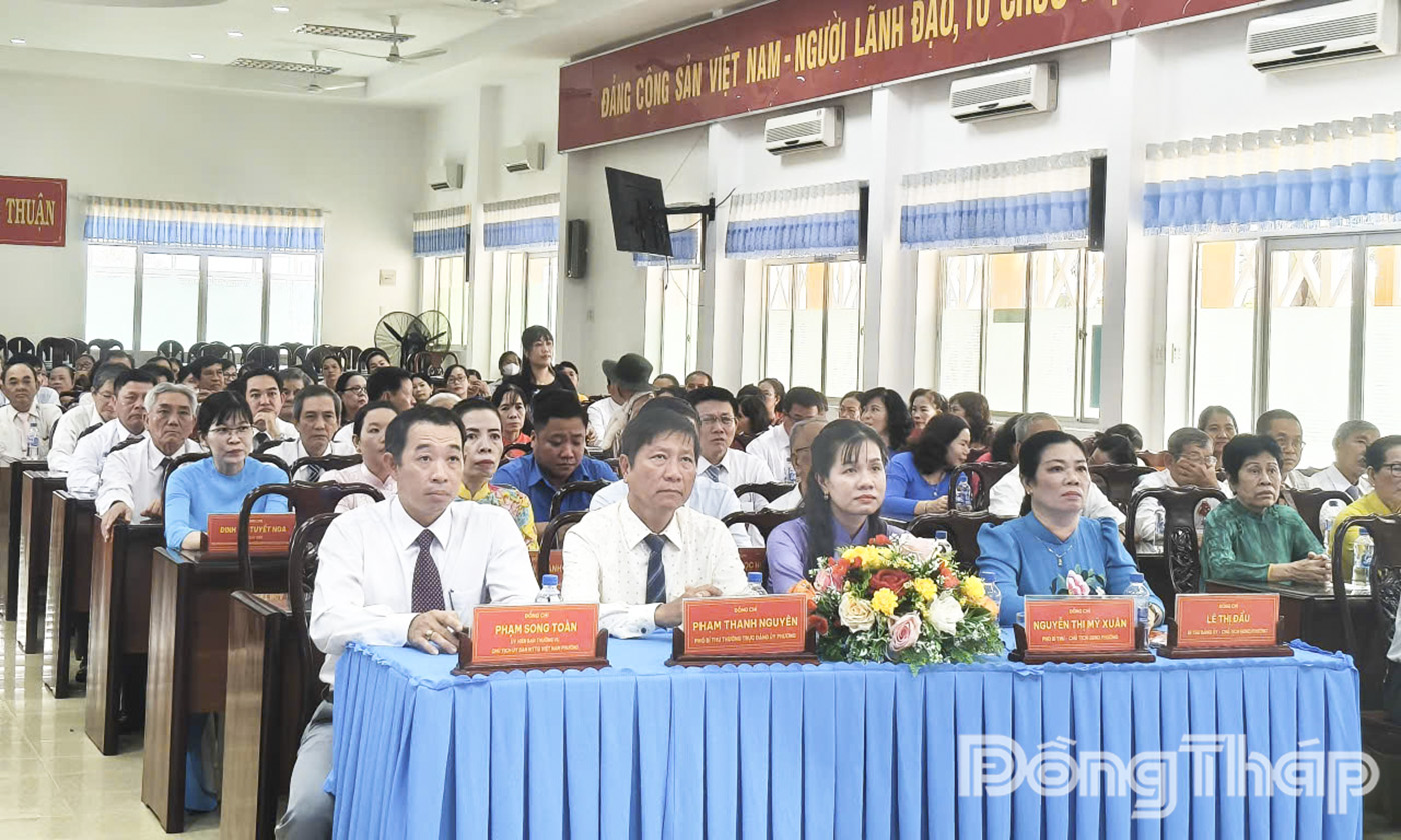 Quang cảnh tại lễ trao tặng Huy hiệu Đảng phường Long Thuận dịp 2-9.