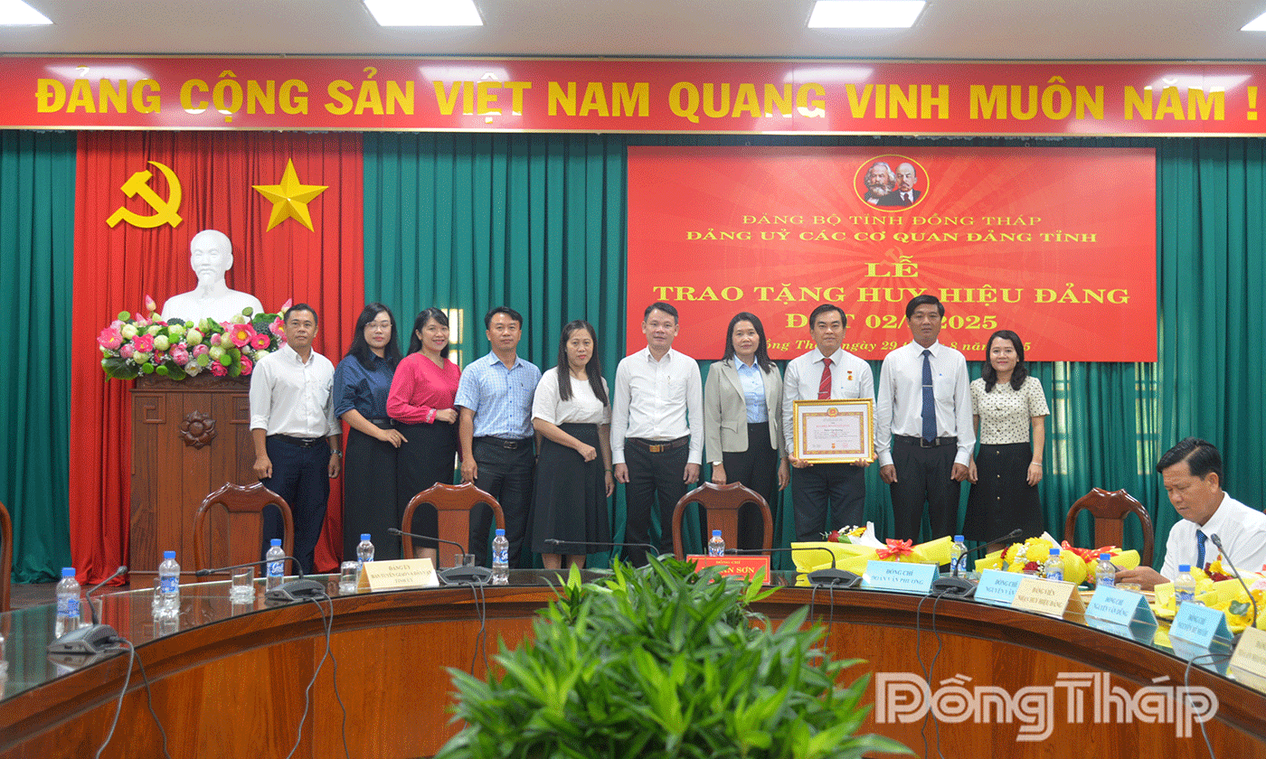 Các đồng chí chi bộ Văn phòng Ban Tuyên giáo và Dân vận Tỉnh ủy chụp hình lưu niệm với đồng chí Đoàn Văn Phương.