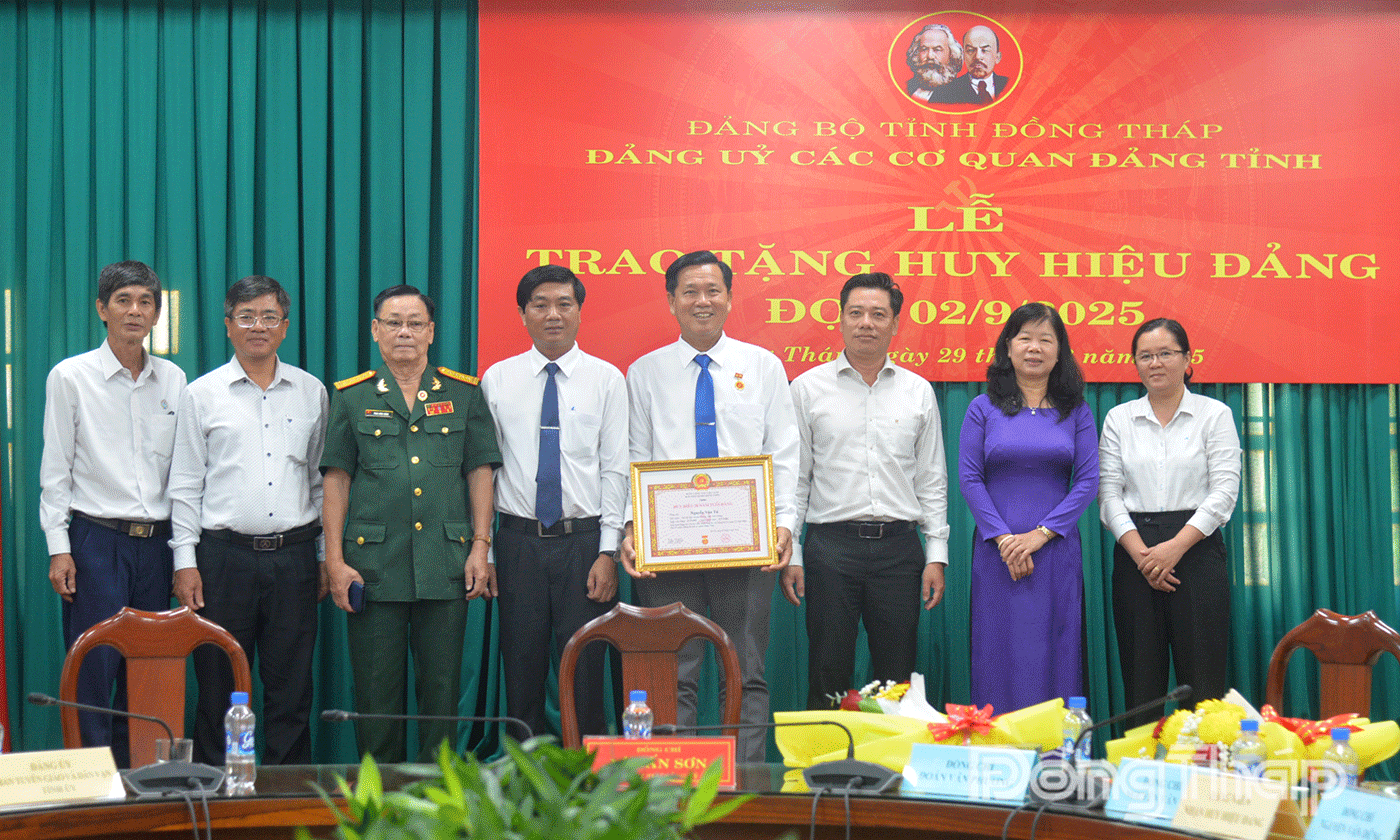 Đảng ủy Ủy Ban Mặt trận Tổ quốc Việt Nam tỉnh chụp ảnh lưu niệm với đảng viên Nguyễn Văn Tú.