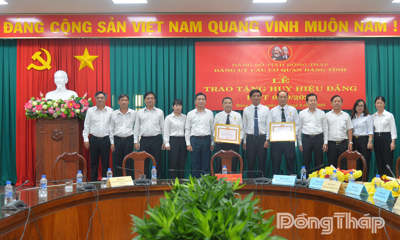 Đảng ủy Tòa án nhân dân tỉnh chụp ảnh lưu niệm với 2 đảng viên Nguyễn Văn Dũng và Nguyễn Bé Mười.