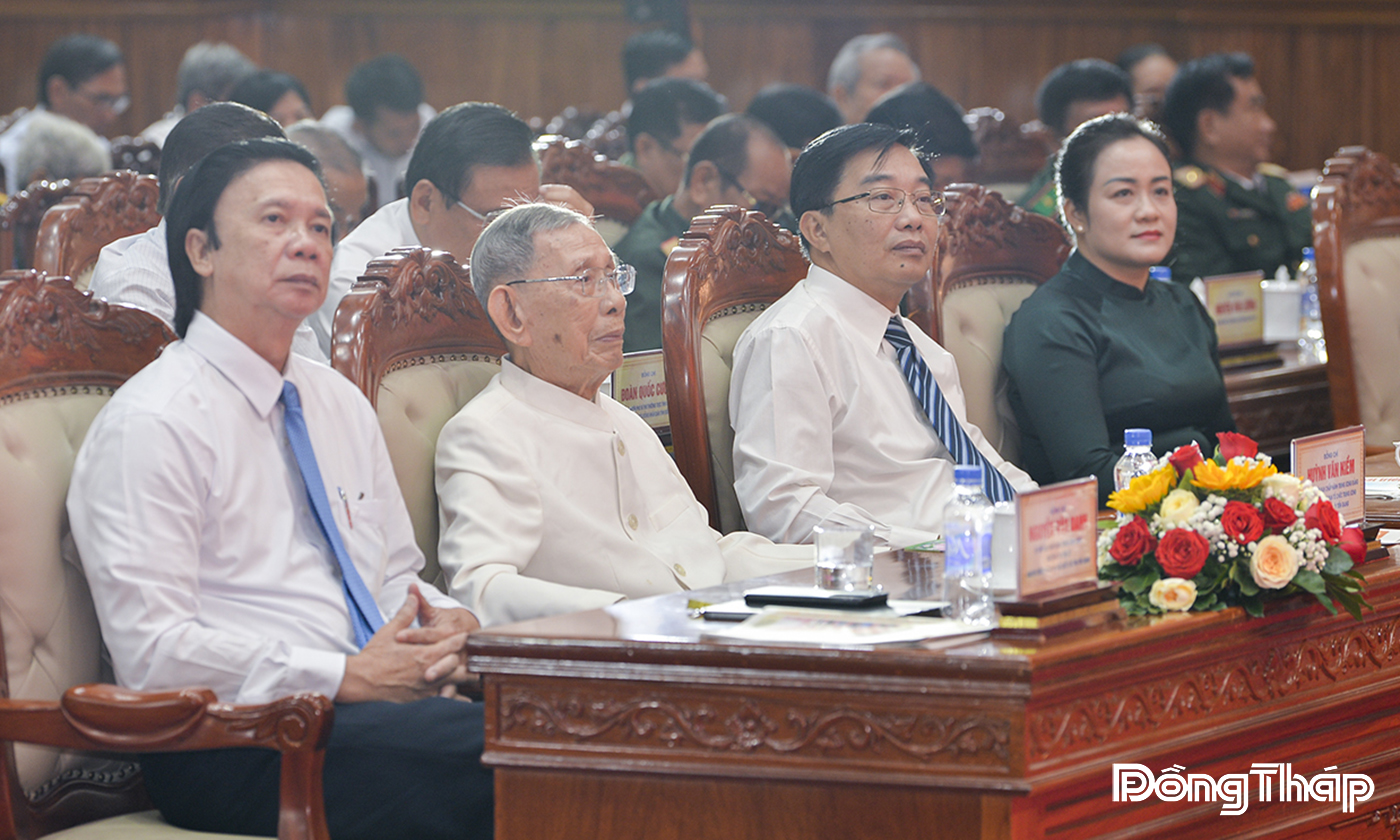  Các đồng chí lãnh đạo và nguyên là lãnh đạo trung ương dự họp mặt cùng hơn 800 đại biểu của tỉnh Tiền Giang Các đồng chí lãnh đạo và nguyên là lãnh đạo trung ương, tỉnh dự họp mặt cùng hơn 800 đại biểu của tỉnh Tiền Giang.