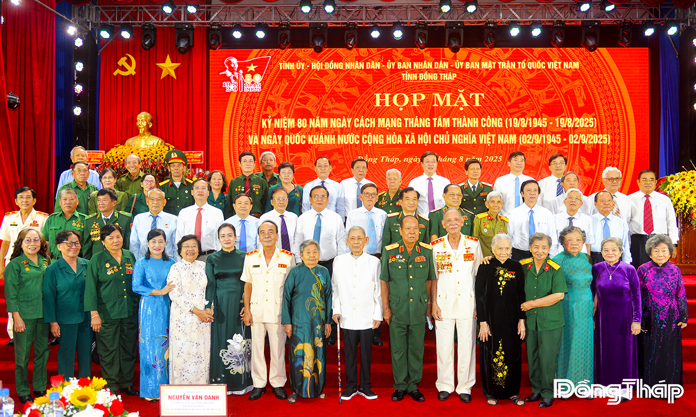 Các đại biểu chụp hình lưu niệm. 