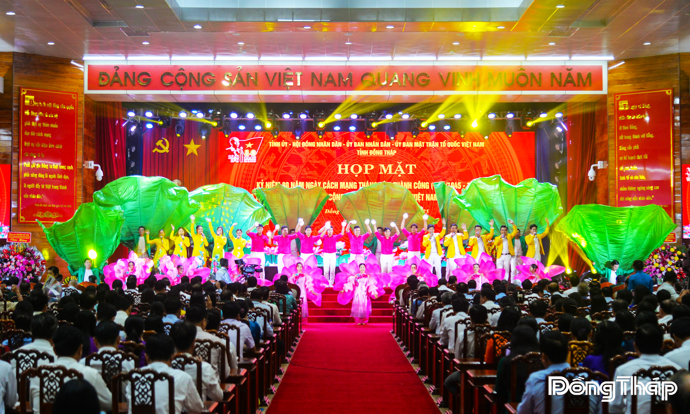 Chương trình văn nghệ chào mừng họp mặt.