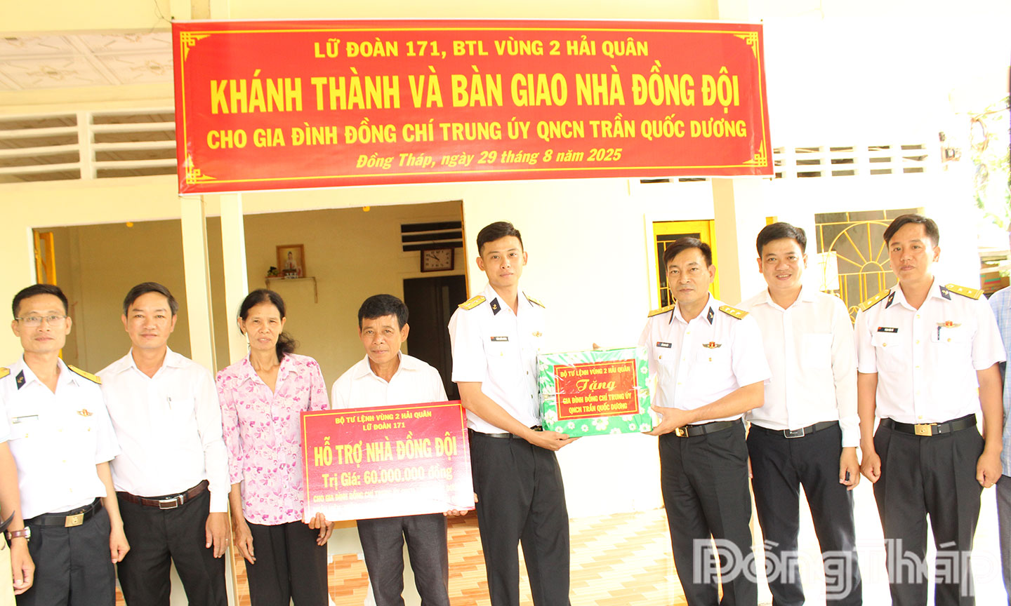 Lãnh đạo Lữ đoàn 171 trao biểu trưng và quà tặng của Bộ Tư lệnh Vùng 2 Hải quân cho gia đình Trung úy Trần Quốc Dương