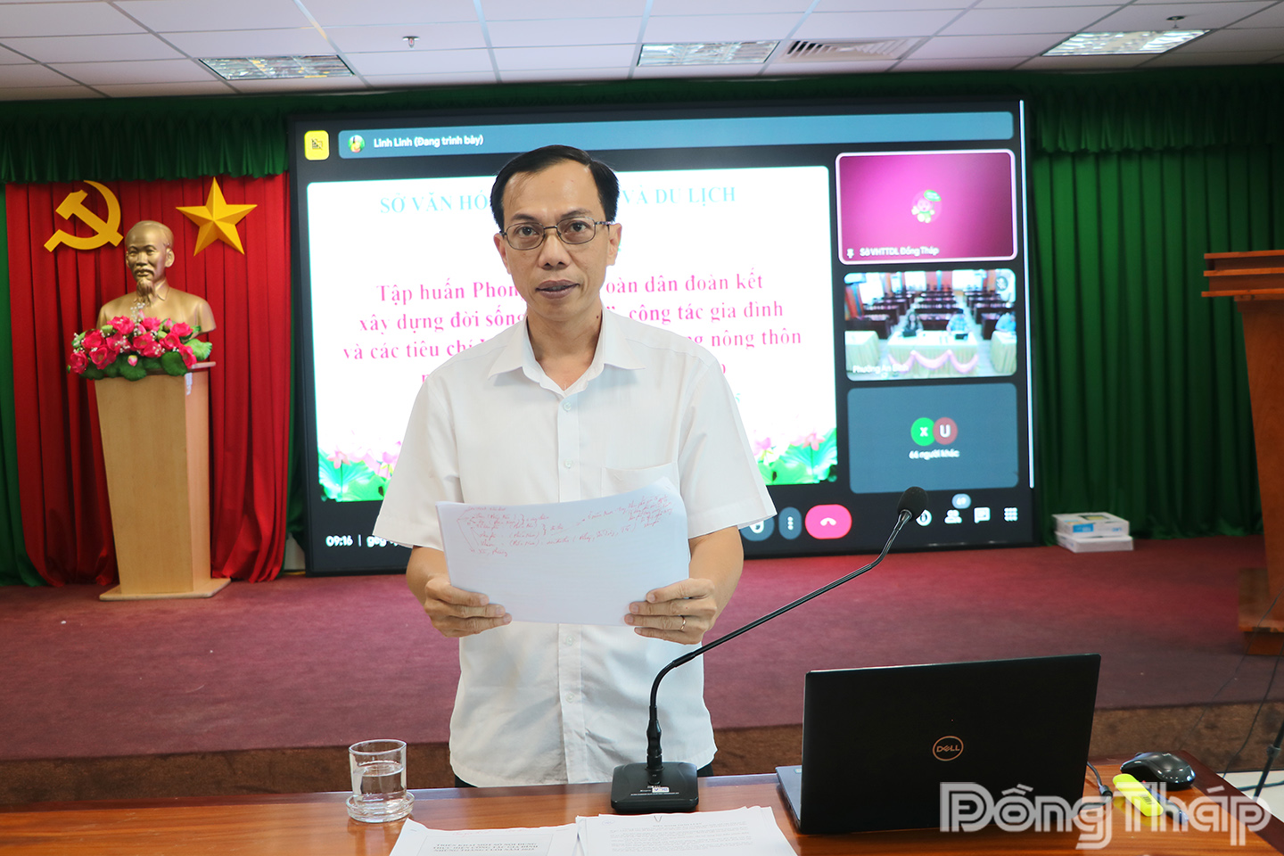 Ông Võ Nam Phước - Trưởng phòng Xây dựng Nếp sống văn hóa và Gia đình, Sở Văn hóa, Thể thao và Du lịch báo cáo chuyên đề tại hội nghị