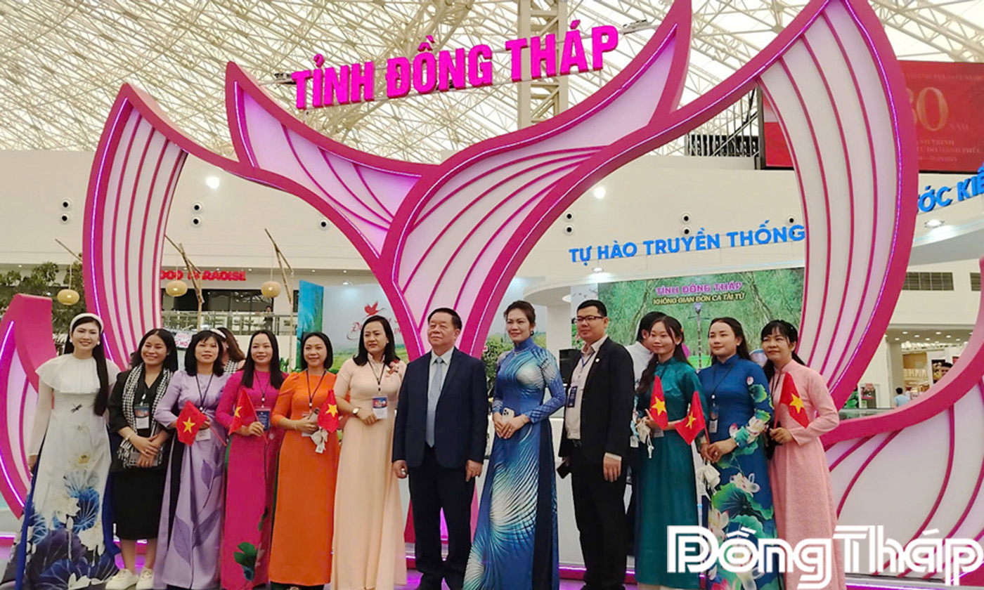 Đồng chí Nguyễn Trọng Nghĩa - Ủy viên Bộ Chính trị, Bí thư Trung ương Đảng, Trưởng Ban Tuyên giáo và Dân vận Trung ương và lãnh đạo Sở Văn hóa, Thể thao và Du lịch Đồng Tháp tại khu triển lãm của tỉnh.