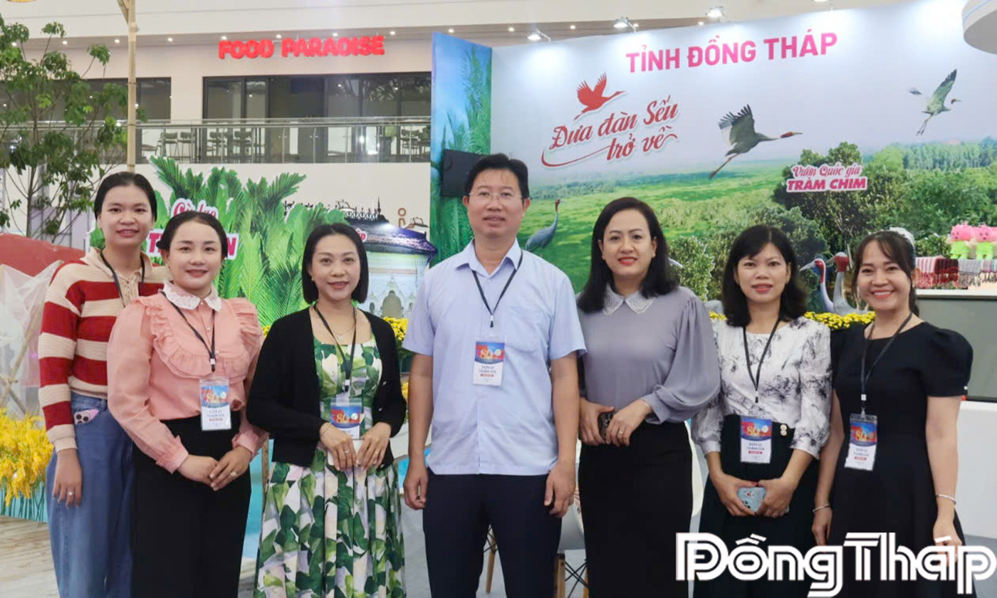 Đồng chí Huỳnh Minh Tuấn và đồng chí Nguyễn Thị Uyên Trang trao biểu trưng biểu dương các tập thể, cá nhân tại buổi họp mặt