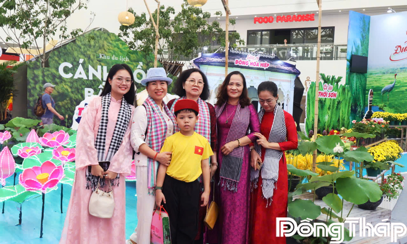 Đông đảo khách đến tham quan khu triển lãm tỉnh Đồng Tháp