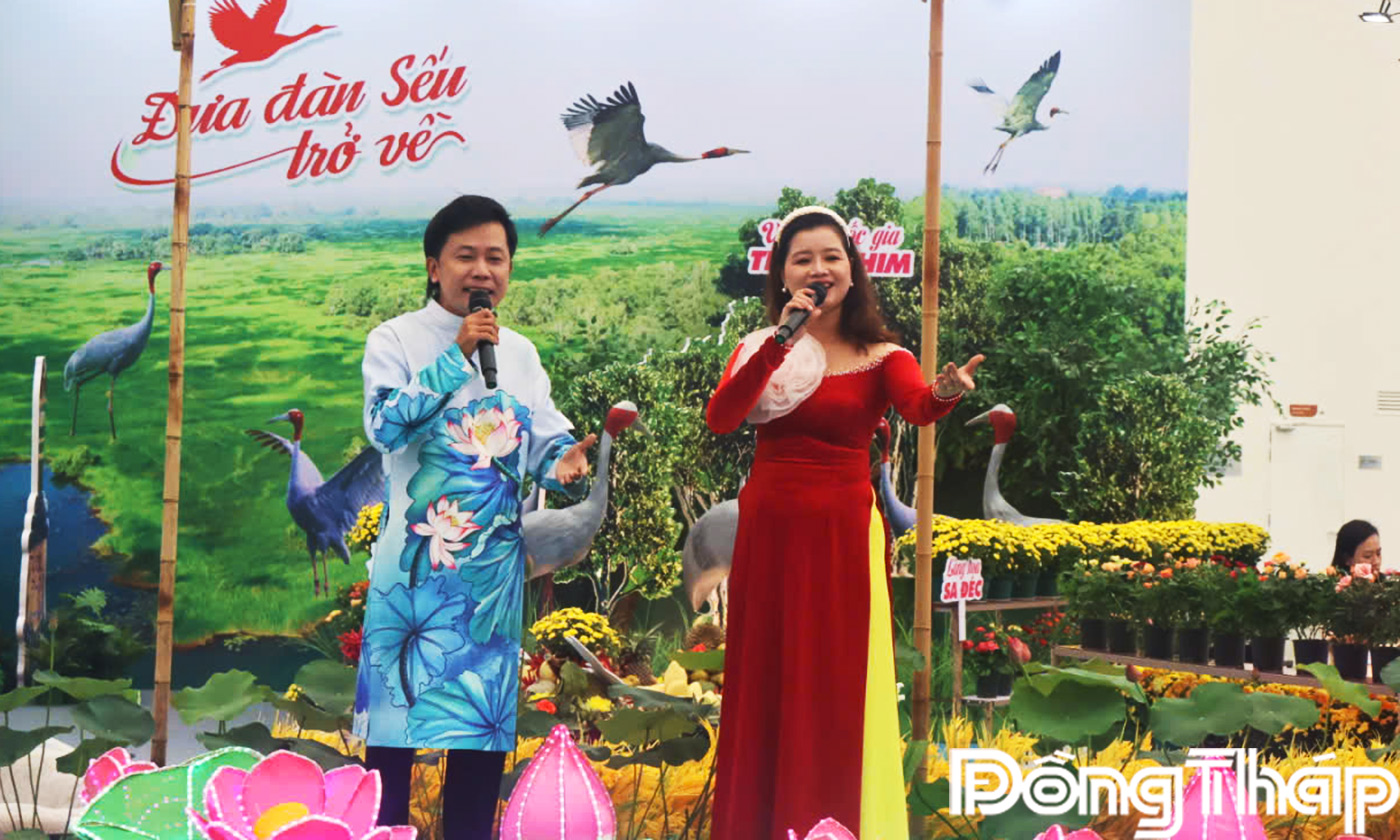 Biểu diễn đờn ca tài tử tại khu triển lãm
