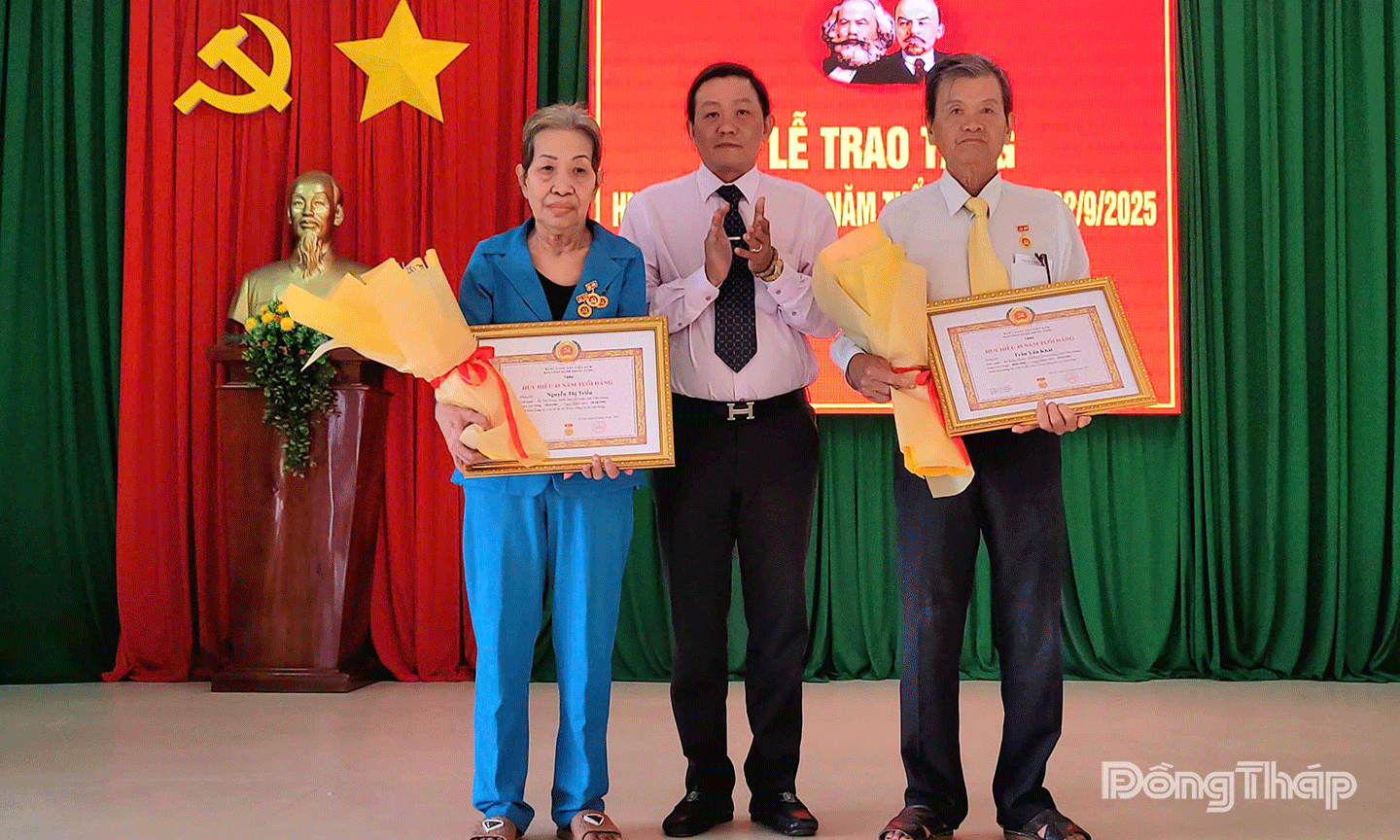 2.	Đồng chí Trương Hồng Phong - Bí thư Đảng ủy, Chủ tịch HĐND xã trao tặng Huy hiệu Đảng cho các đảng viên đợt 2/9/2025