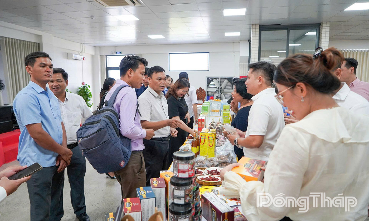 Lãnh đạo Trạm dừng chân Châu Thành phát biểu tại Hội nghị kết nối cung cầu sản phẩm tỉnh Đồng Tháp.