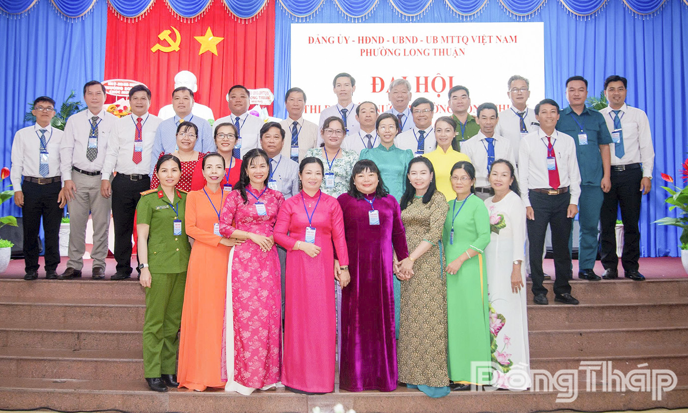 Đồng chí Thái Ngọc Bảo Trâm, Tỉnh ủy viên, Phó chủ tịch Ủy ban Mặt trận tổ quốc Việt Nam tỉnh, Chủ tịch Hội Liên hiệp phụ nữ tỉnh chụp ảnh lưu niệm tại Đại hội.
