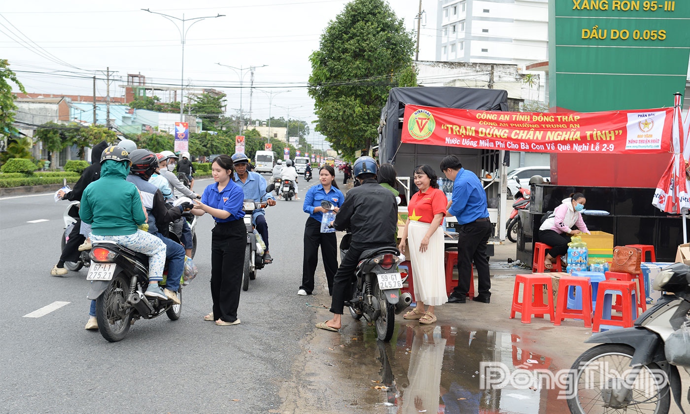 Có khá đông người dân miền Tây về quê nghỉ lễ ghé trạm dừng chân để nhận nước, khăn lạnh... miễn phí.