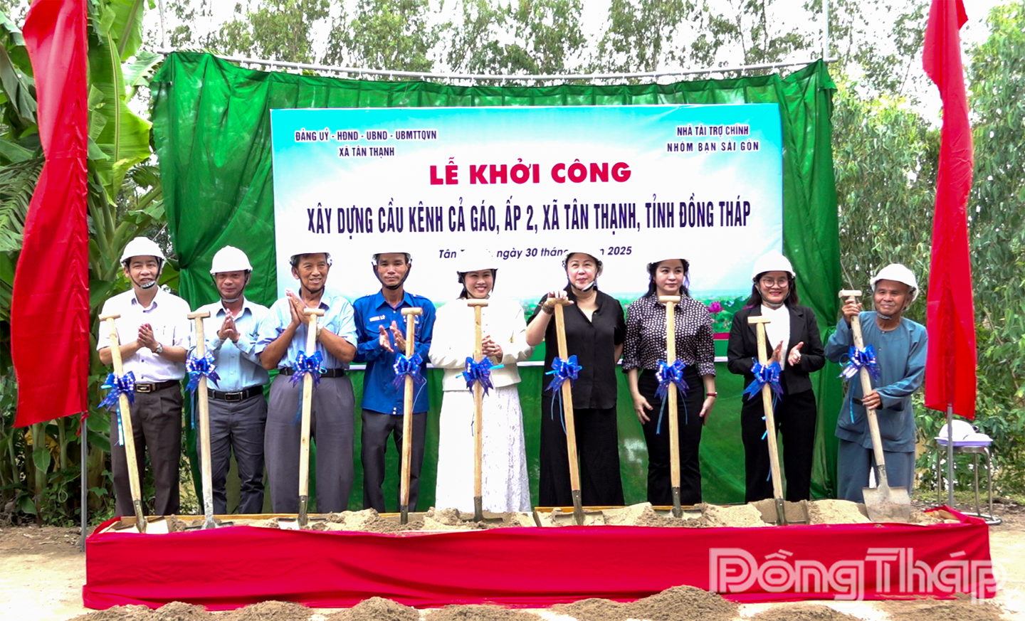 Đại biểu thực hiện nghi thức khởi công xây dựng cầu Cả Gáo