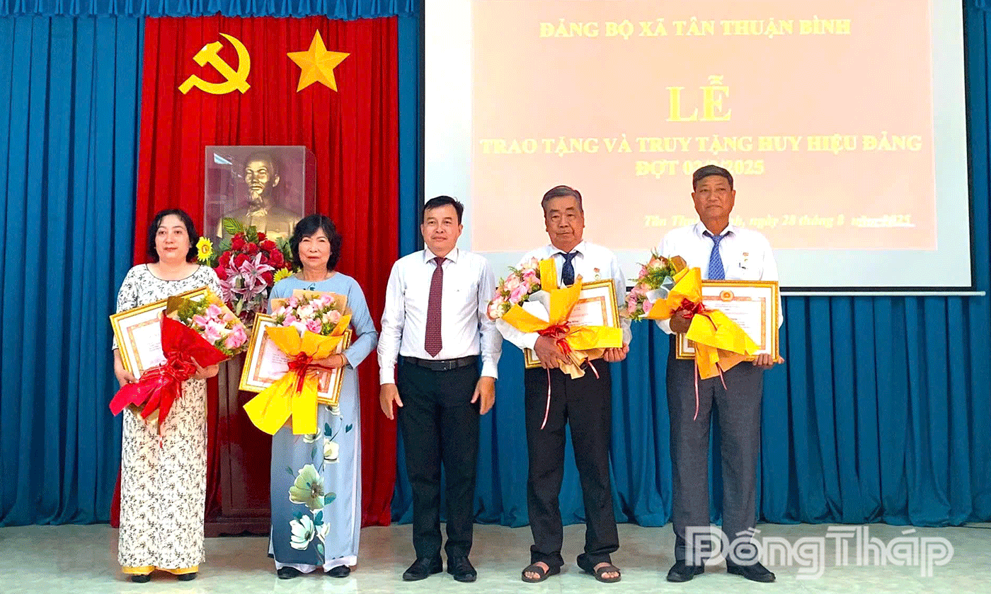 Xã Tân Thuận Bình trao Huy hiện Đảng cho các đảng viên.