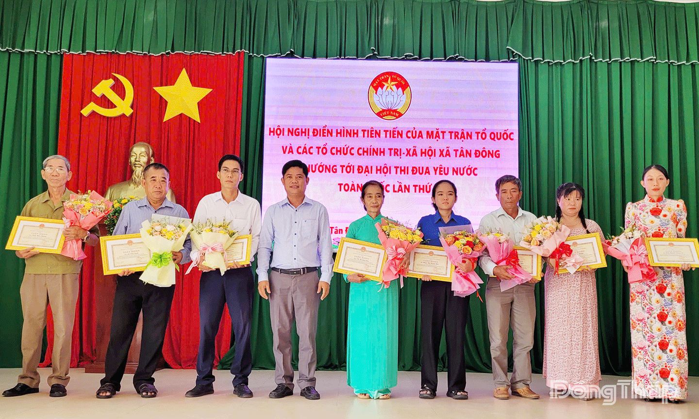 UBND xã Tân Đông đã tặng Giấy khen cho 6 tập thể và 19 cá nhân có thành tích điển hình tiên tiến trong thực hiện các phong trào thi đua yêu nước của Mặt trân Tổ quốc và các tổ chức chính trị xã hội trên địa bàn xã giai đoạn 2020 – 2025.