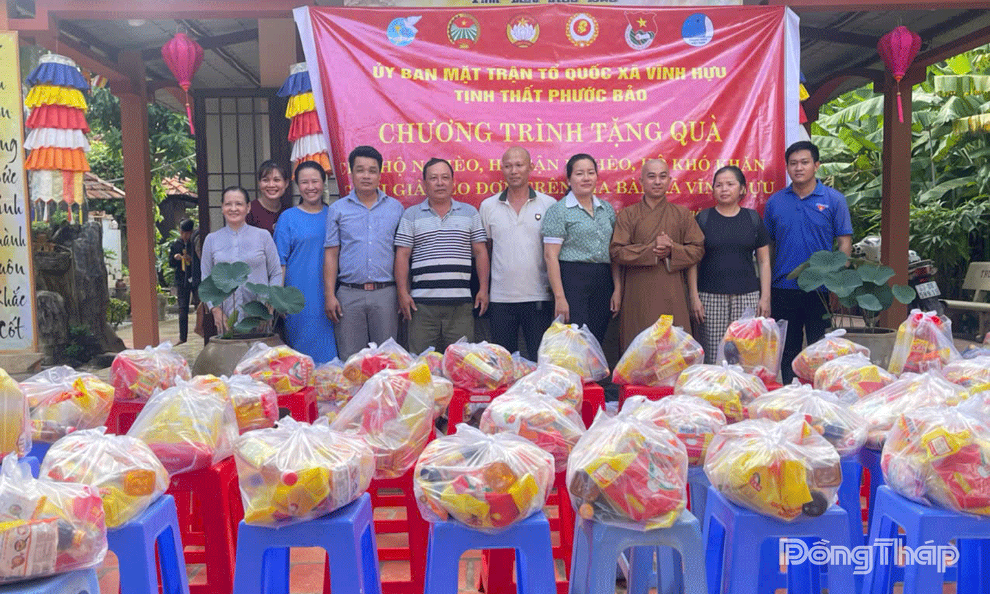 trao tặng 100 phần quà (trị giá 200.000 đồng/phần) cho hộ nghèo, cận nghèo, hộ có hoàn cảnh khó khăn