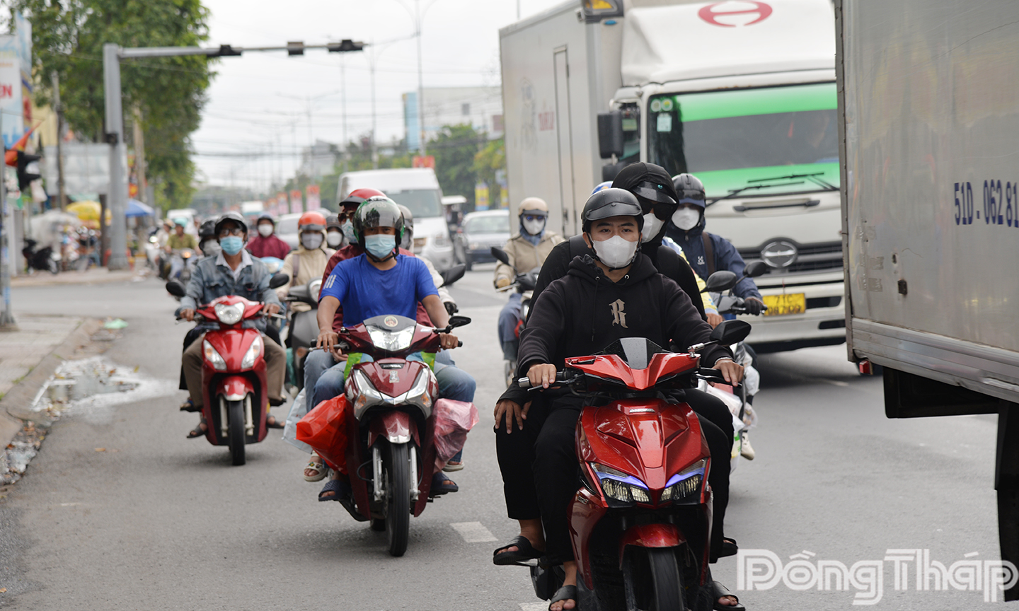 Dòng người thông thoáng trên quốc lộ 60.