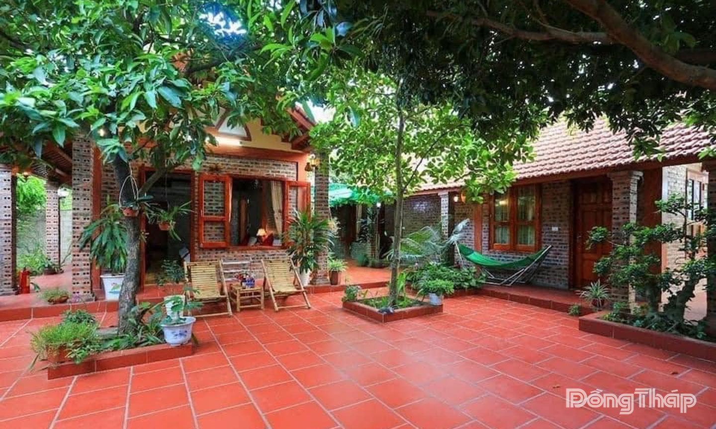 Nếp nhà là khoảng sân xanh mướt đầy nắng có gia đình quây quần bên nhau.