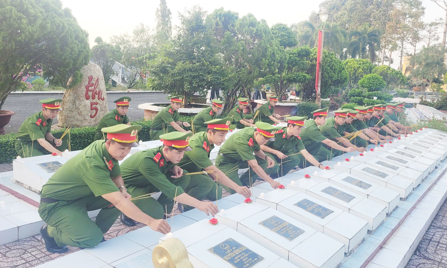 Đoàn viên, thanh niên Công an thắp nến tri ân các anh hùng liệt sĩ.
