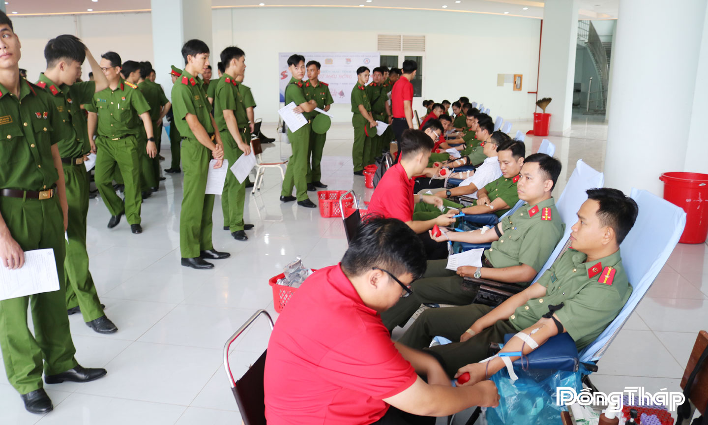  Đoàn viên, thanh niên Công an tham gia hiến máu tình nguyện. 