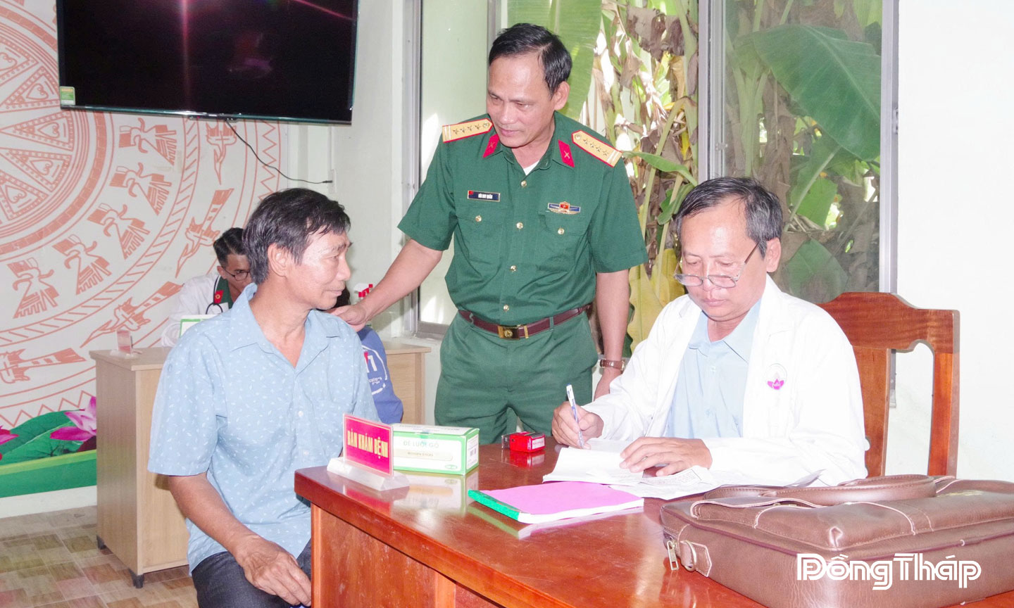 Đại tá Bùi Duy Quân, Đoàn trưởng Đoàn Kinh tế Quốc phòng 959 (thứ 2 từ bên trái sang) thăm hỏi người dân đến khám bệnh.