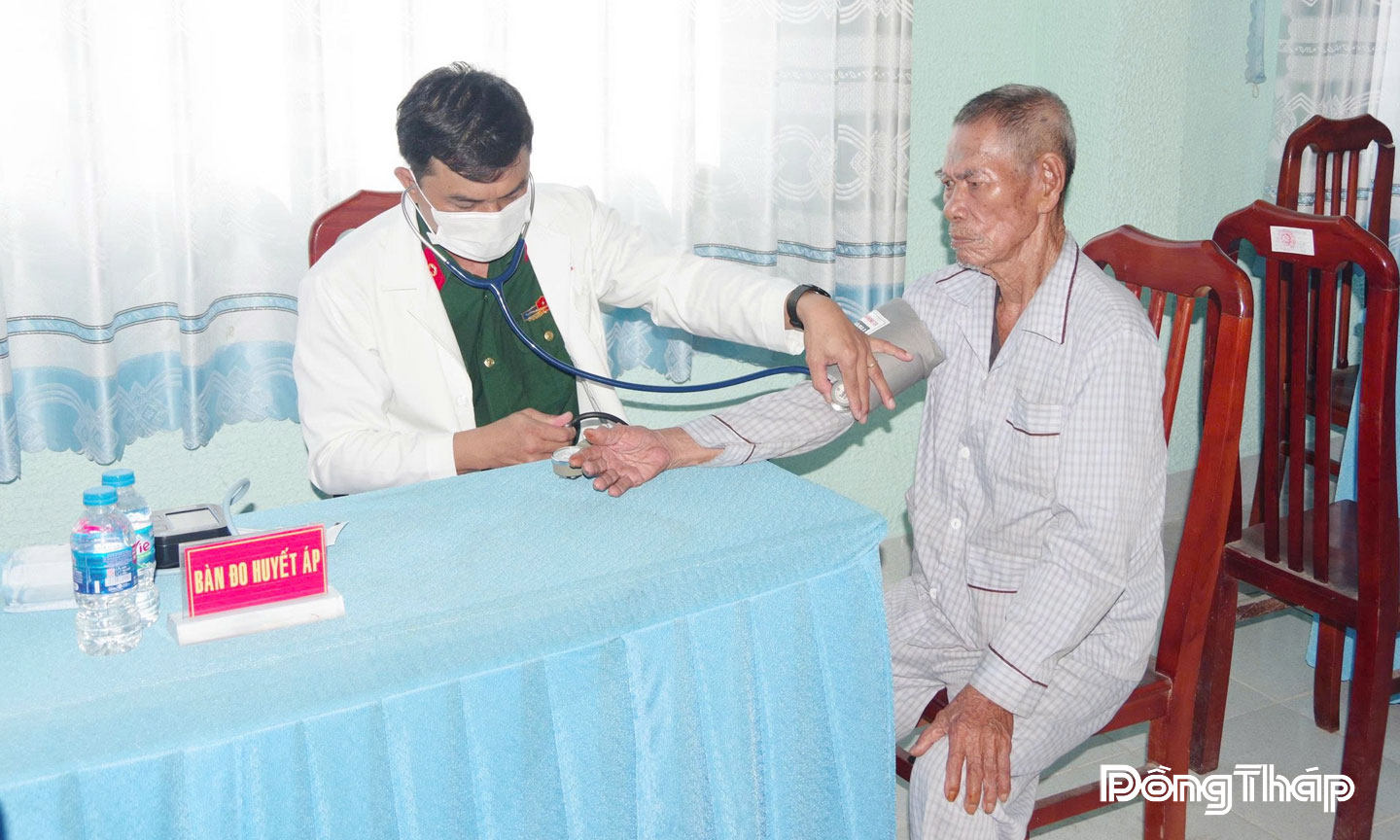 Y, bác sĩ khám bệnh cho người dân biên giới.