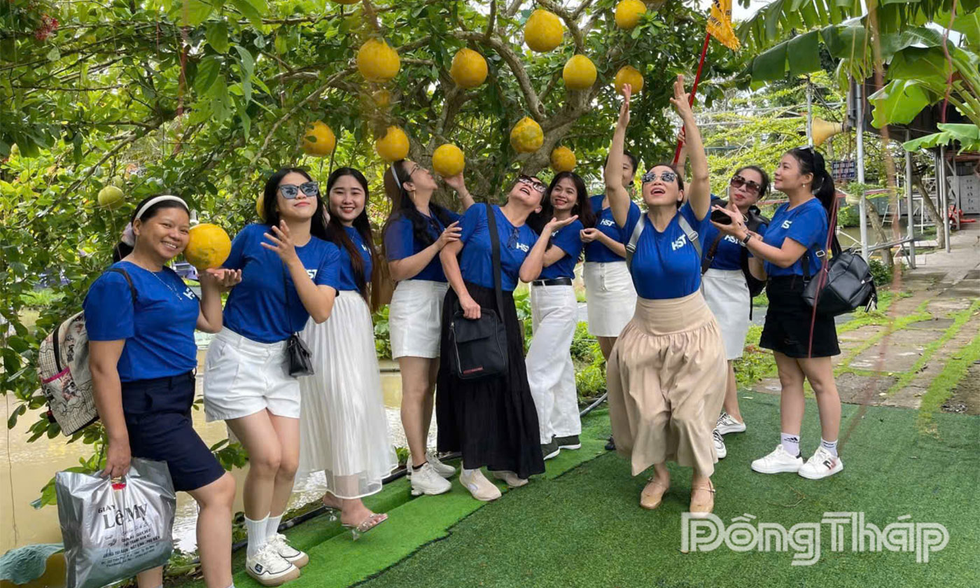 Du khách đến tham quan du lịch Làng hoa Sa Đéc thuộc phường Sa Đéc.