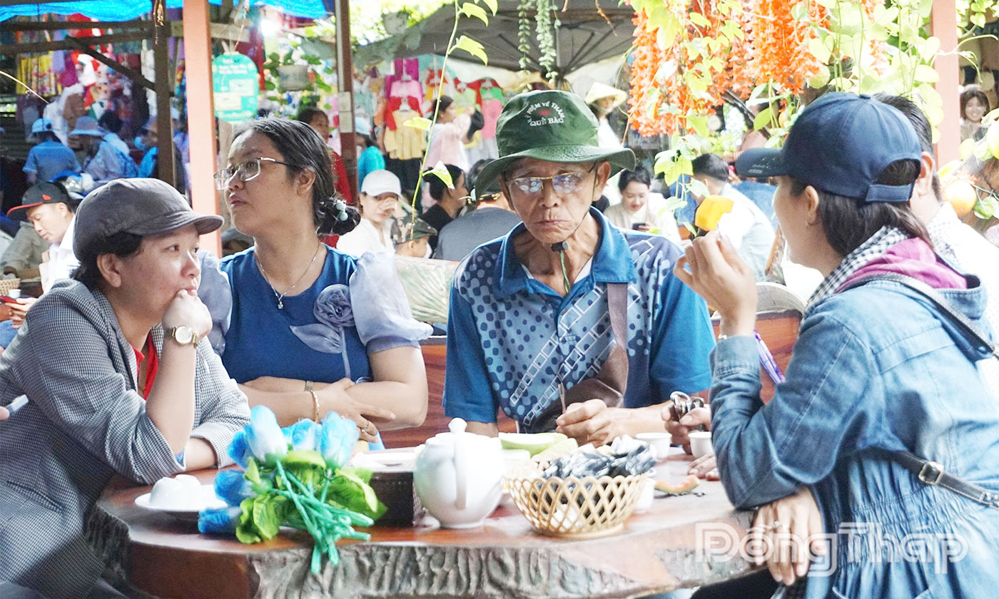 Du khách thưởng thức trái cây, trà mật ong nghe đờn ca tài tử tại các điểm du lịch ở cù lao Thới Sơn.