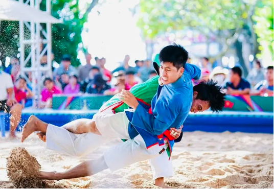 Các VĐV Việt Nam được cơ hội cọ xát, nâng cao trình độ đối với môn kurash bãi biển. Ảnh: NGUYỄN HỮU