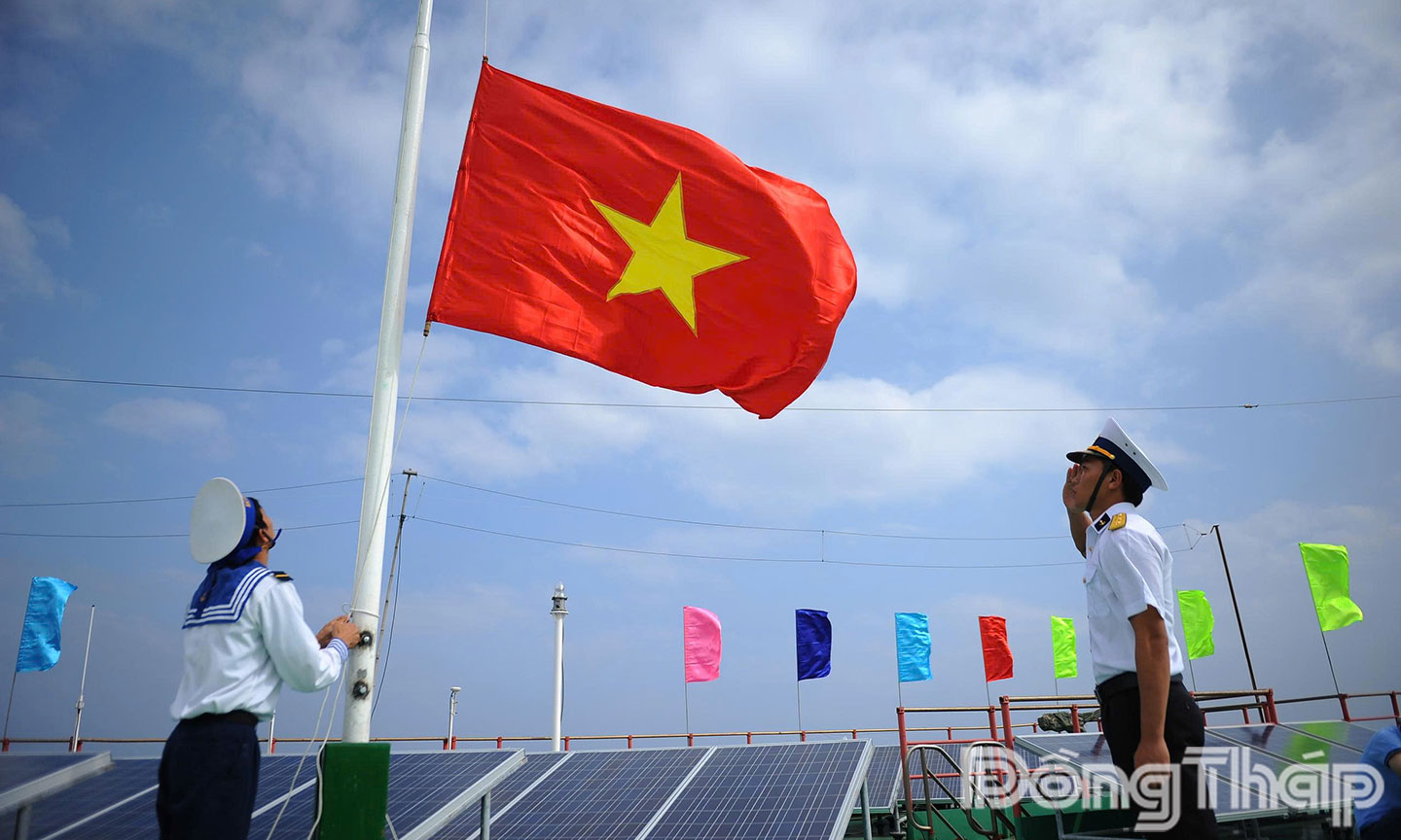 Cờ Tổ quốc giữa trùng khơi