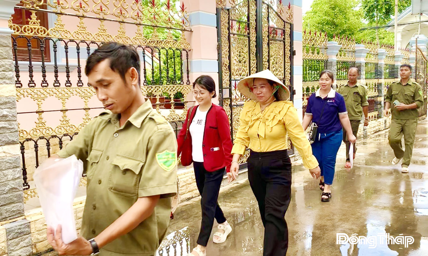 Phường Cao Lãnh: Linh hoạt trao quà của Chính phủ đến người dân