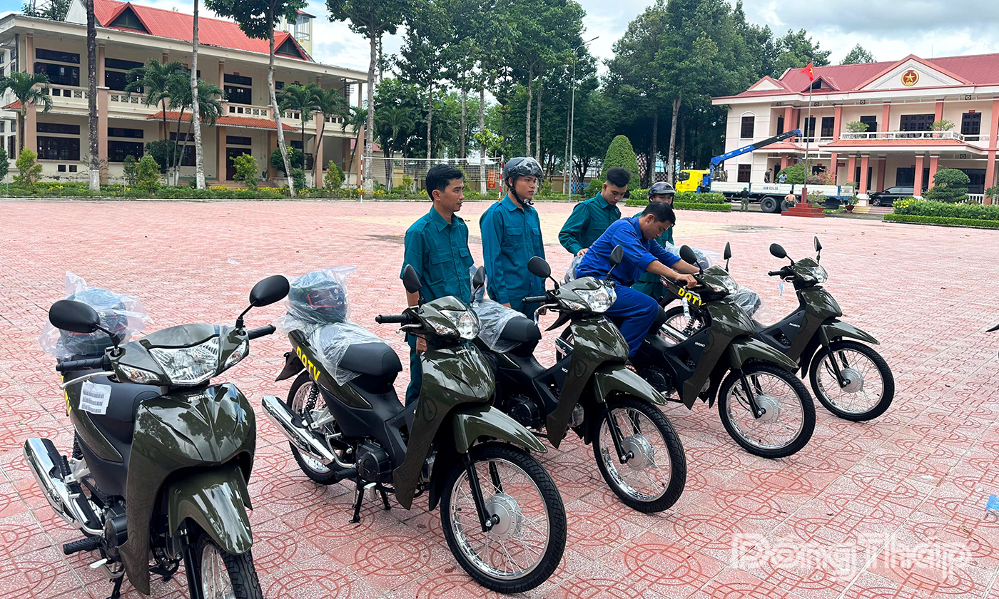 Đồng Tháp bàn giao 204 xe mô tô cho Ban Chỉ huy Quân sự cấp xã