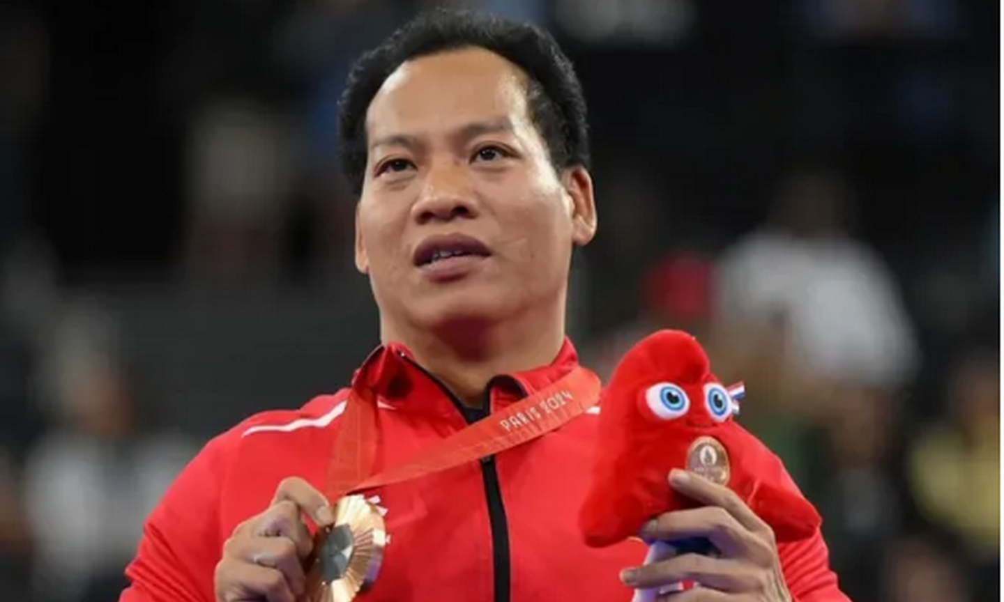 Lực sĩ thể thao người khuyết tật Lê Văn Công được Đại sứ quán Pháp tặng huy chương thanh niên