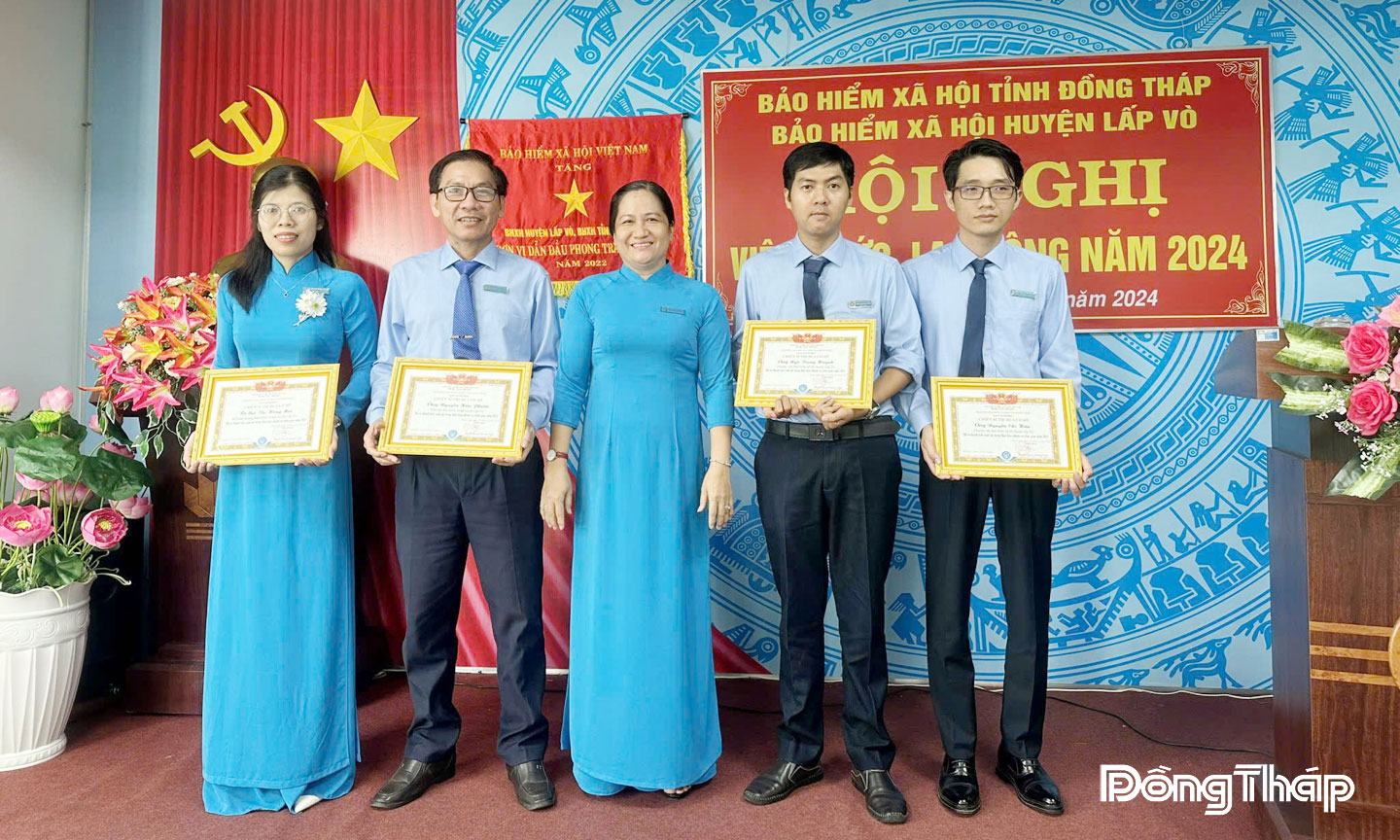 Chị Bùi Thị Hồng Mai (bìa trái) nhận danh hiệu Chiến sĩ thi đua cơ sở năm 2024.