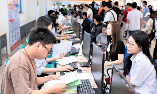 Thí sinh đăng ký xét tuyển bổ sung tại Trường ĐH Công nghệ TPHCM. Ảnh: THANH HÙNG