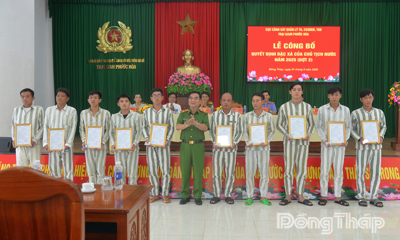 Thiếu tướng Nguyễn Việt Hùng, Phó Cục trưởng Cục C10 trao Quyết định đặc xá.