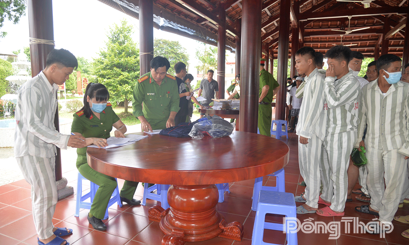 Các phạm nhân được đặc xá làm thủ tục trở về địa phương.