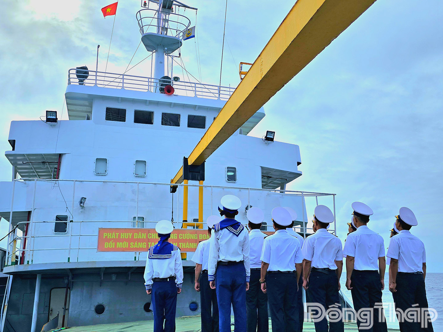 1. Chào cờ giữa biển khơi, trên những con tàu ngày đêm canh giữ, bảo vệ chủ quyền trên biển