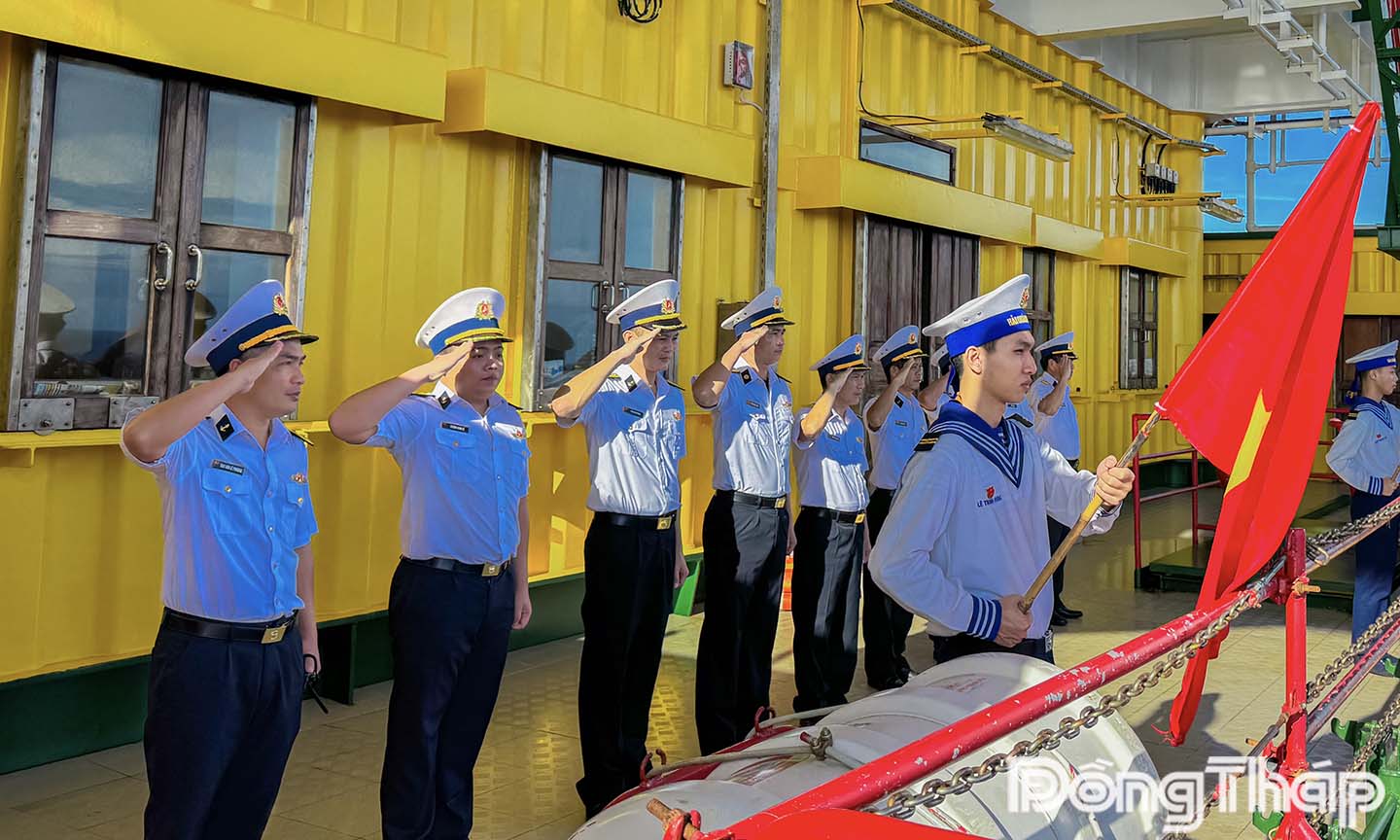 3. Cờ Tổ quốc cũng được dùng để tiễn đoàn công tác đến thăm, kiểm tra Nhà giàn