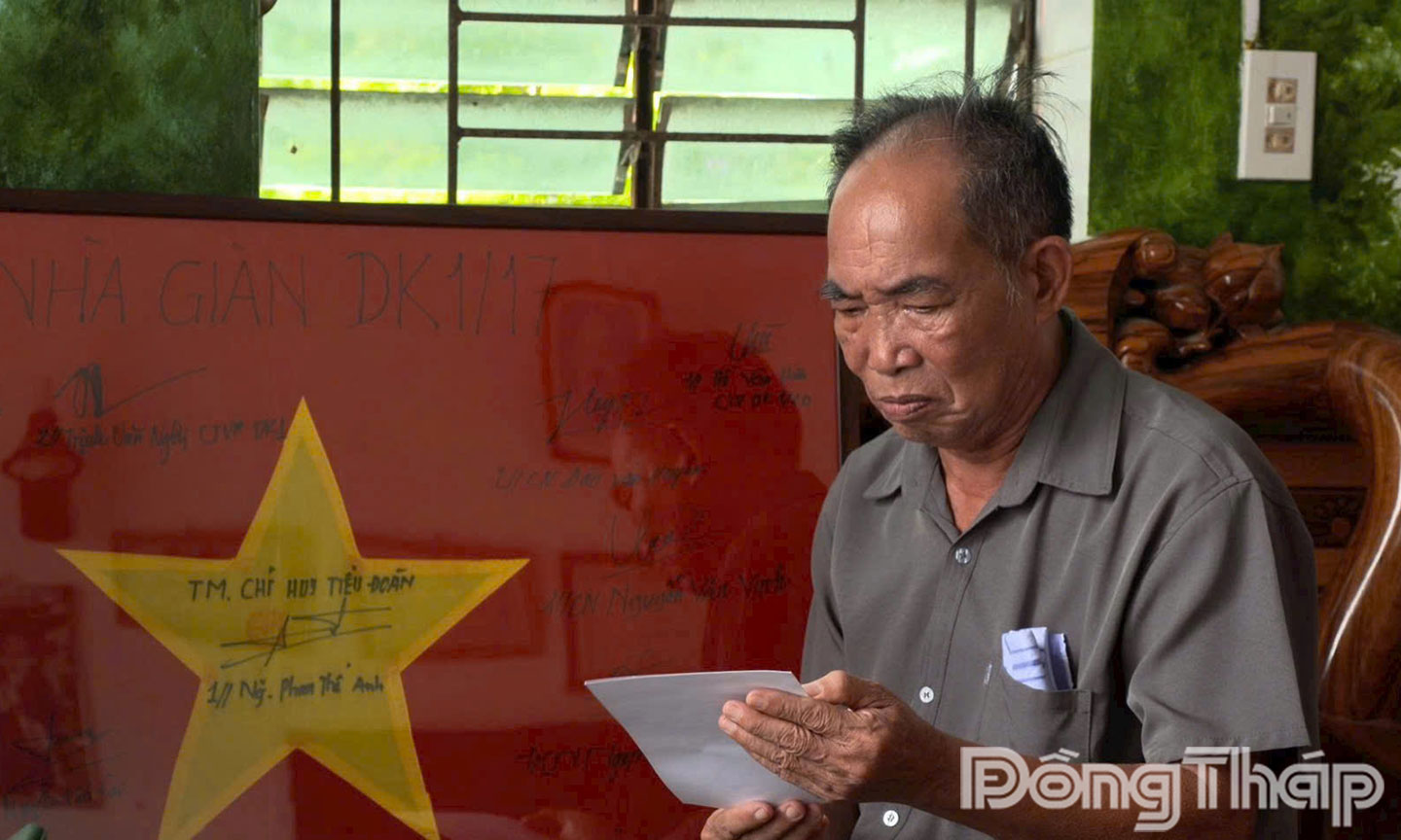 6. Lá cờ và bức thư của cán bộ, chiến sĩ Tiểu đoàn DK1, gửi tặng ông Vũ Quang Dương, thân phụ liệt sĩ Vũ Quang Chương trong dịp Quốc khánh 2.9