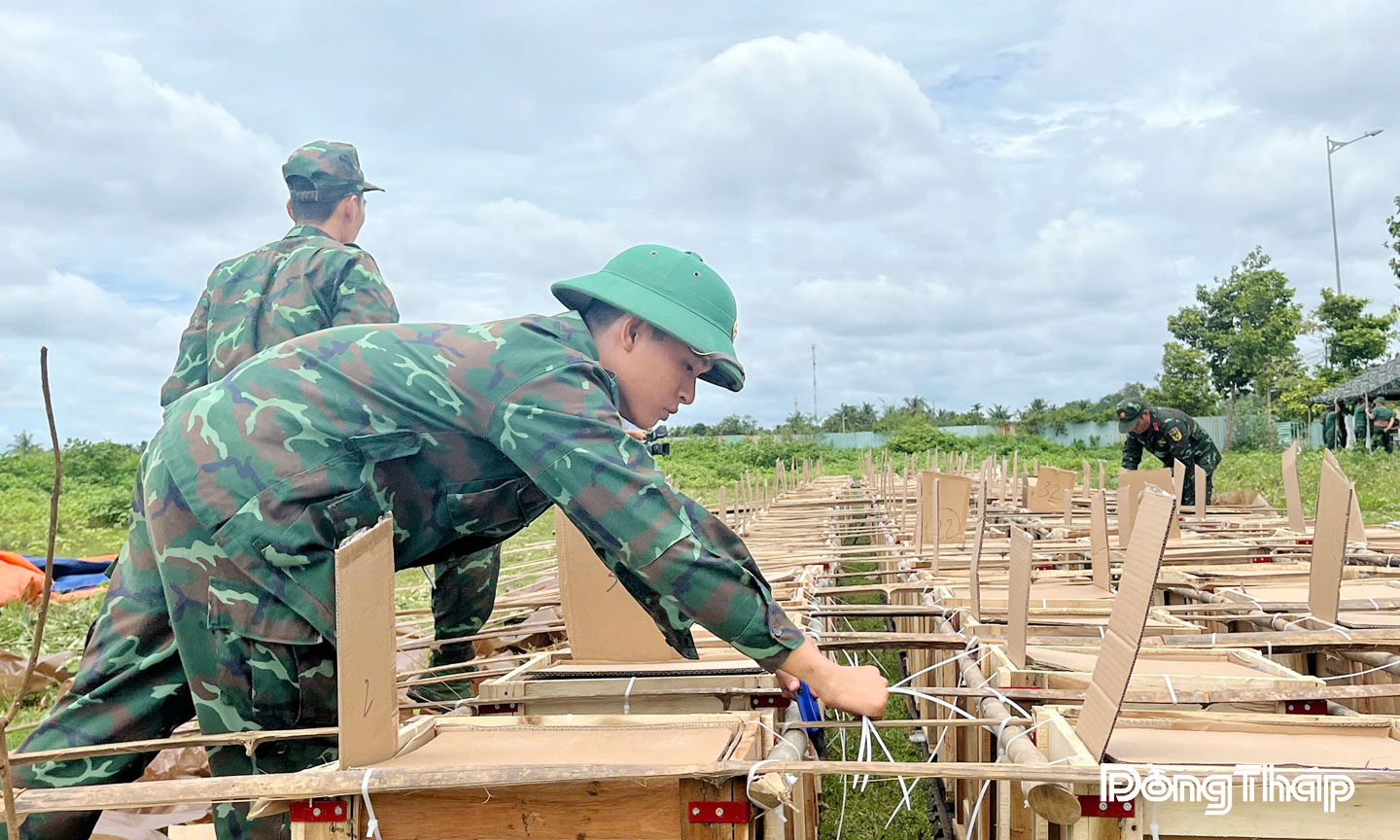 Cán bộ, chiến sĩ Bộ Chỉ huy Quân sự tỉnh Đồng Tháp triển khai lắp đặt các giàn pháo hoa.
