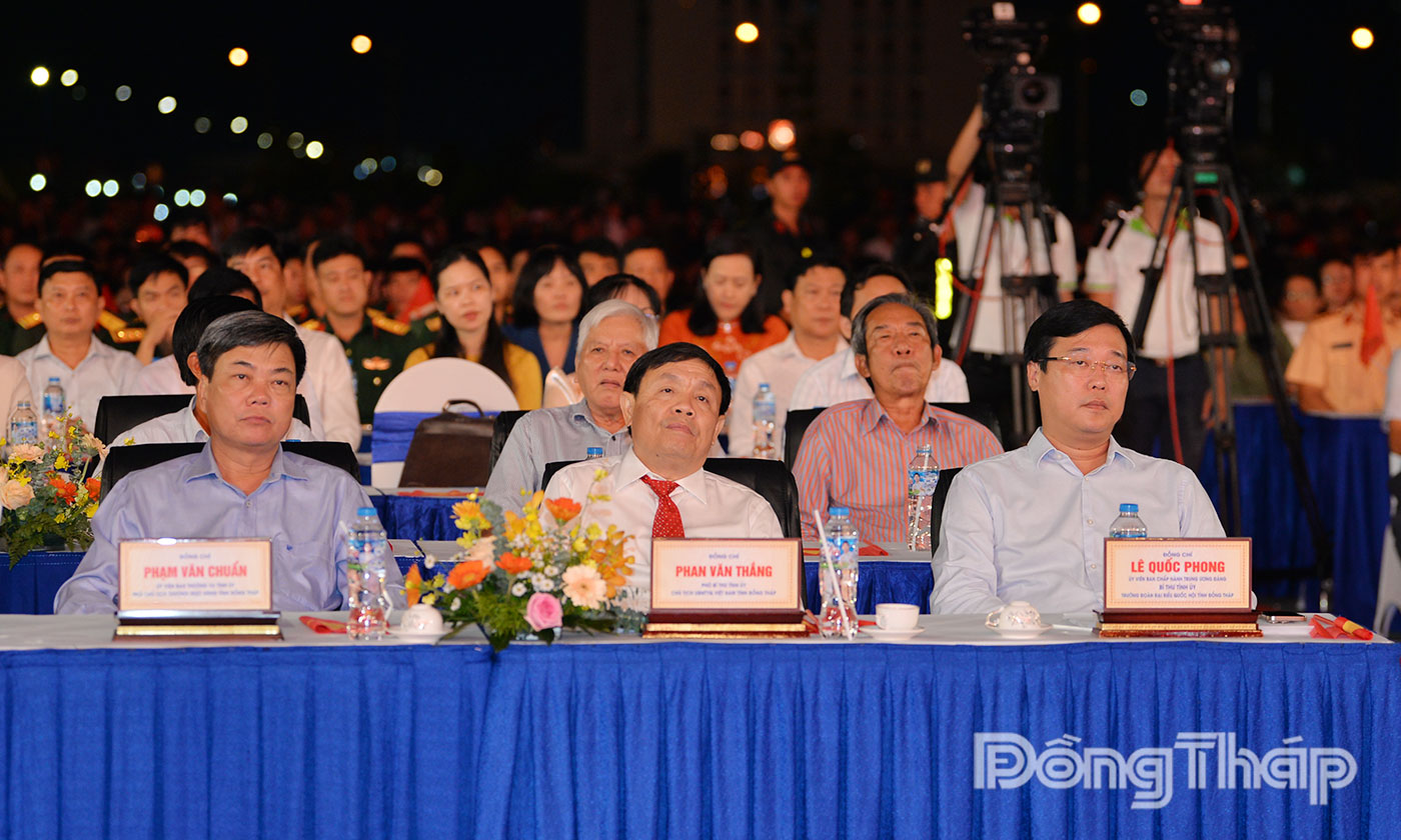  Lãnh đạo tỉnh tham dự chương trình nghệ thuật.