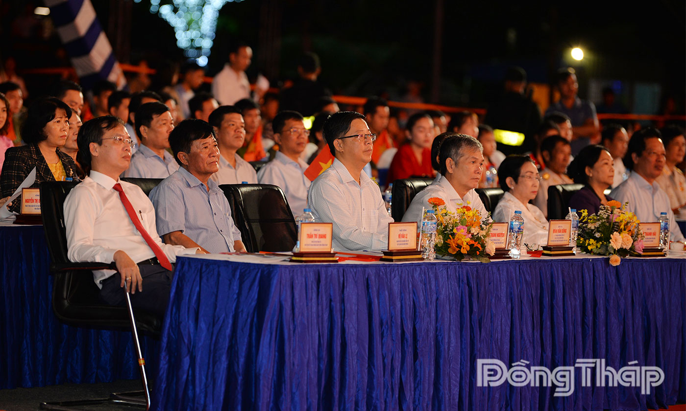  Lãnh đạo tỉnh tham dự chương trình nghệ thuật.