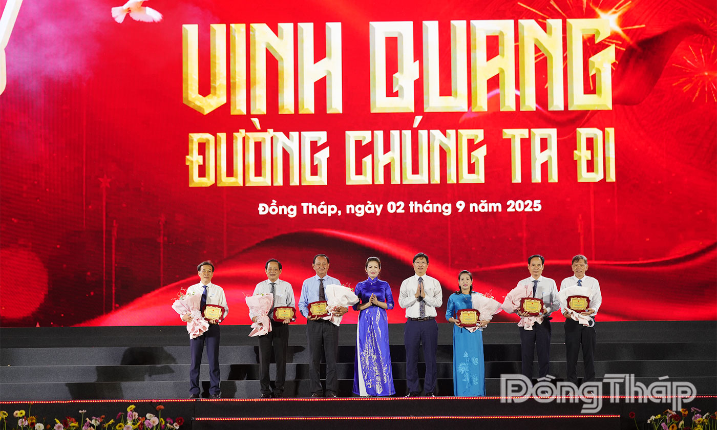 Trao tặng biểu trưng và hoa cảm ơn cho các tài trợ.